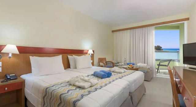 Трёхместный номер Standard Avra Beach Resort