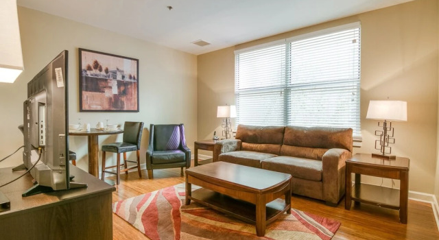 Bluebird Suites near AutoZone Park, Забронировать Апартаменты/квартира Мемфис Теннесси, рядом с Belz Museum of Asian Judaic Art