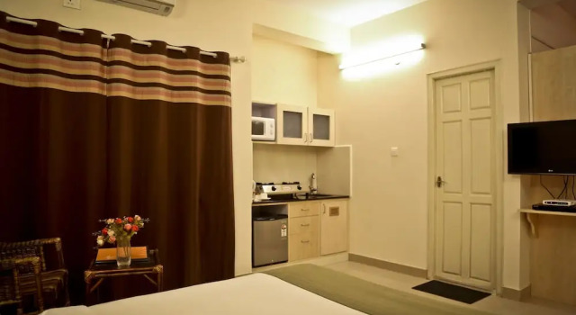 Студия с балконом Maple Suites Serviced Apartments