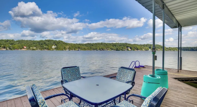 Коттедж с 4 комнатами с балконом Lake View Cottage: Lake Ozarks Getaway