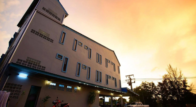 Seabox Khaolak Hostel