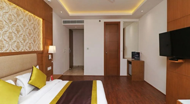 Oyo 10824 Hotel Star Suites, Забронировать Отель Чхатарпур 