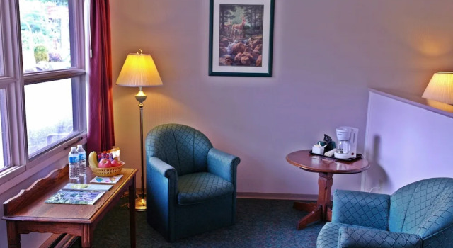 Четырёхместный номер Standard Цокольный этаж Colonial 900 Motel