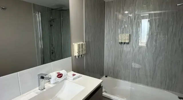 Апартаменты c 1 комнатой с балконом Highpoint International Hotel