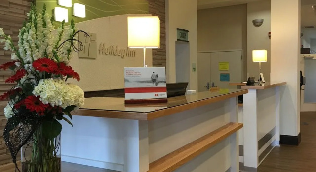 Holiday Inn & Suites Bloomington-Airport