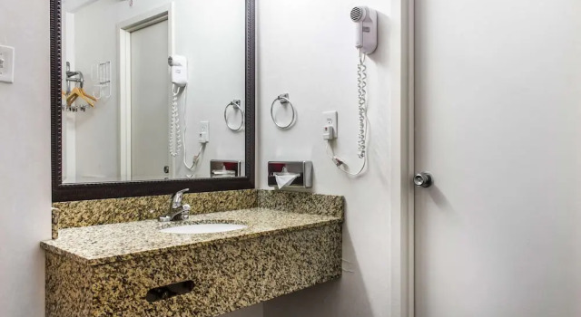 Четырёхместный номер Standard с балконом Clarion Hotel Philadelphia International Airport