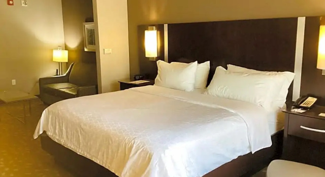 Люкс Holiday Inn Express Hotel and Suites Saint Robert by IHG