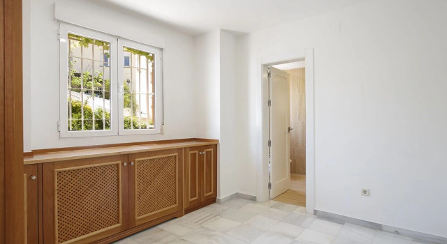 Serrallo Hills, Забронировать Отель Отели Жениль 3 звезды, 3*
