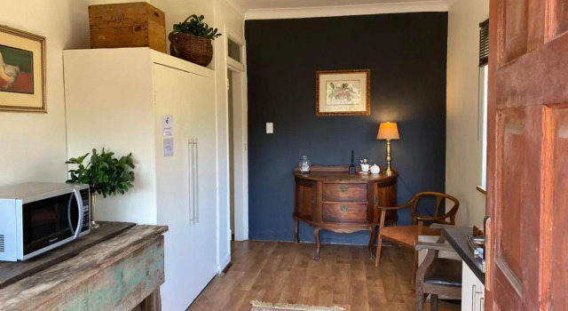 Lovely, spacious 1 bedroom rental and free parking