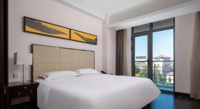 Шестиместный люкс International Hotel