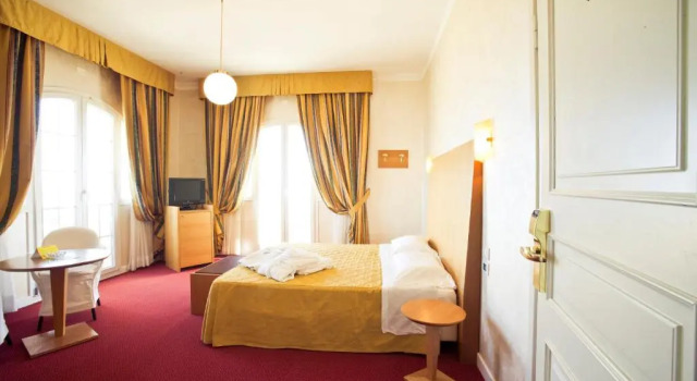 Четырёхместный семейный люкс с 2 комнатами Grand Hotel Cesenatico