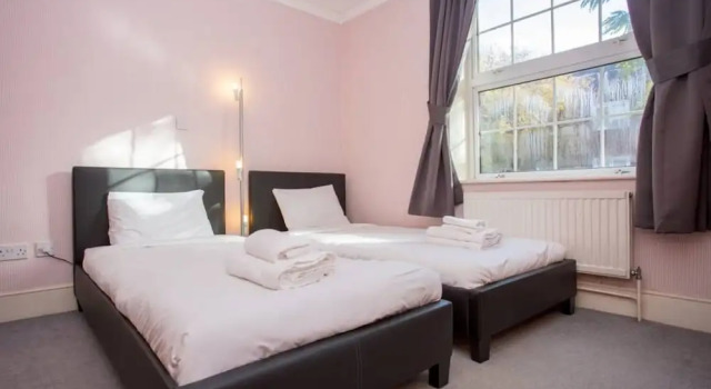Sunny 2 Bedroom Flat in Islington, Забронировать Отель Отели Англии 3 звезды, 3*