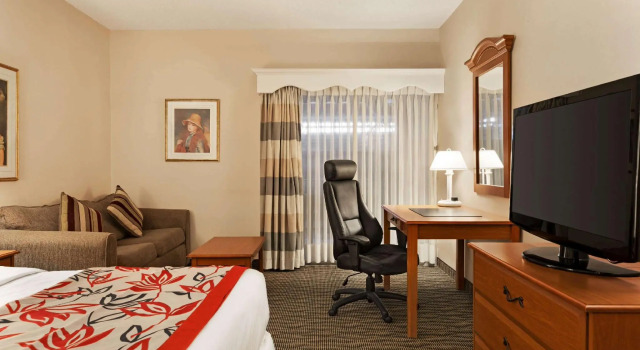 Двухместный номер Business с балконом Ramada by Wyndham Fredericton
