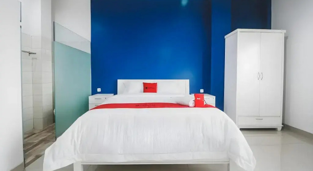 RedDoorz Plus near Living Plaza Jababeka