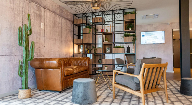 Kyriad Hotel Laval, Varaa Hotelli Laval 