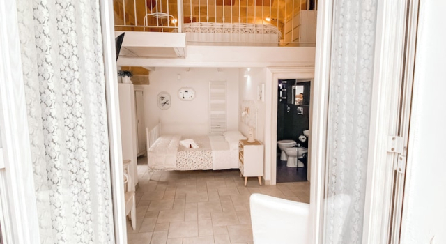 Люкс с балконом Karen House B&B