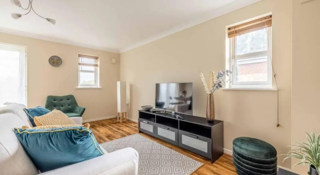 2 BED 2 BATH with PARKING NEAR PINEWOOD/WEXHAM HOSPITAL, Забронировать Отель Отели Бакингемшир с парковкой, Парковка