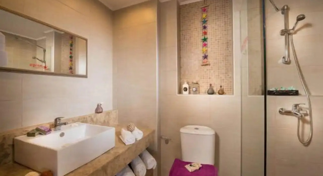 Трёхместная студия с балконом King's Village Apartments