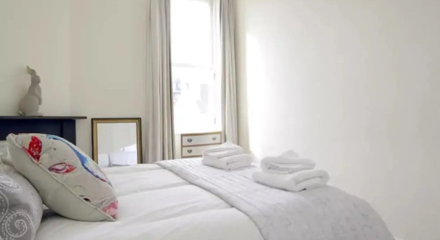 2 Bedroom City Centre Apartment Sleeps 4, Забронировать Апартаменты/квартира Бротон Эдинбург, рядом с Железнодорожный вокзал Эдинбург-Уэверли
