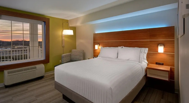 Четырёхместный номер Standard с балконом Holiday Inn Express Pigeon Forge - Sevierville by IHG