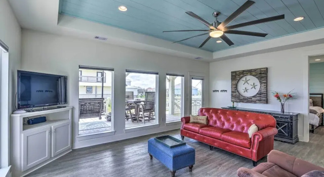 Коттедж Walk to Ocean: Bright Crystal Beach House w/ Deck!
