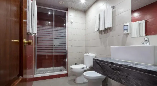 Четырёхместный номер Standard с балконом Hotel Anjos