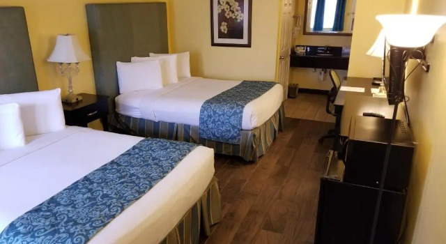 Четырёхместный номер Standard Shining Light Inn & Suites