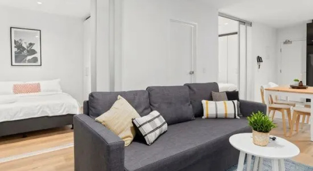 Charming 2BR Apartment with Free Parking, Забронировать Апартаменты/квартира Мельбурн Melbourne Region, рядом с Federal Court of Australia