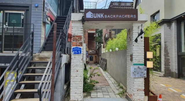 Crossroad Backpackers