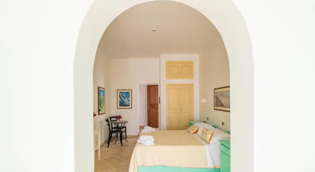 Stromboli Suite Apartment with Terrace Volcano & Sea view, Buchen Sie Ferienwohnung Hotels in Sizilien mit Frühstück, Frühstück