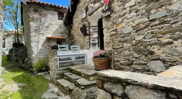 Ca' Storta una romantica baita fra i monti, Book Hotel Hoteller i Gravedona med parkering, Parkering