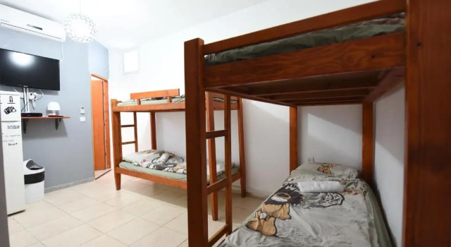 Cama en dormitorio compartido Custo Club