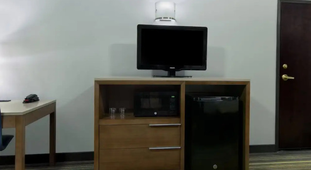 Двухместный люкс с балконом и с видом на реку Oxford Suites Spokane Downtown