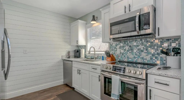 Коттедж Charming Surf Bungalow Just 30 Seconds to the Beach!