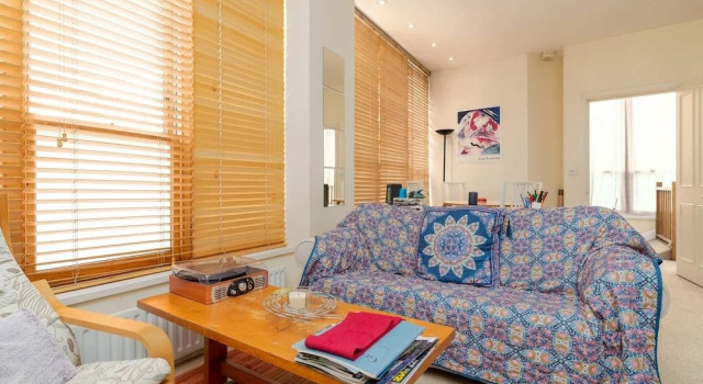 Charming 2 Bed Home In West Kensington Fits 4