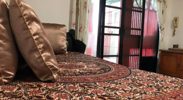 Standard Zimmer 紅色鐵門