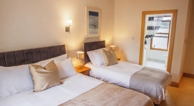 Трёхместный номер Standard The Waters Edge Hotel