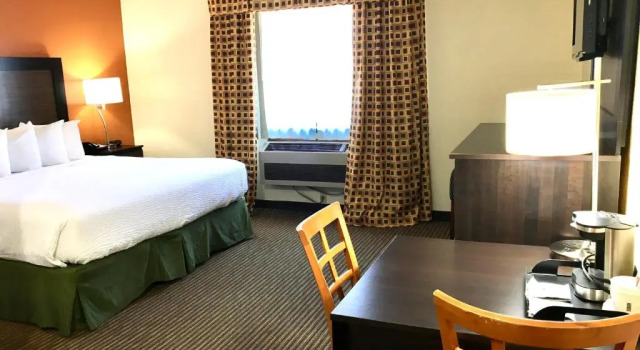 Номер Standard Days Inn & Suites by Wyndham Traverse City