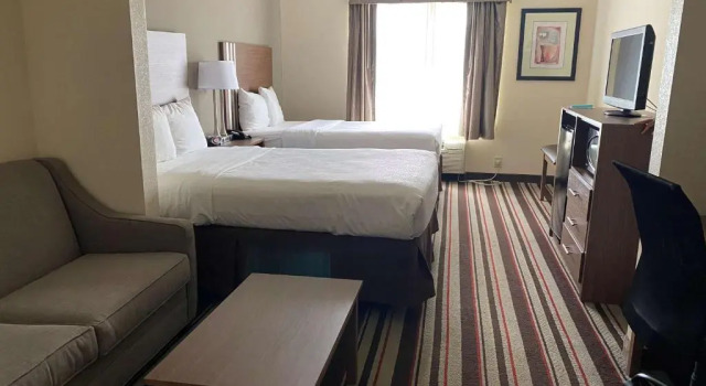 Четырёхместный номер Standard City Express by Marriott Danville