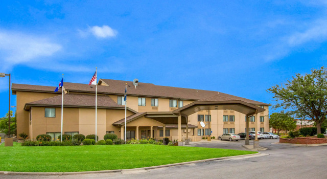 Quality Inn & Suites Lawrence - University Area, Reserva ahora Hotel Hoteles en Menoken con aparcamiento, Aparcamiento