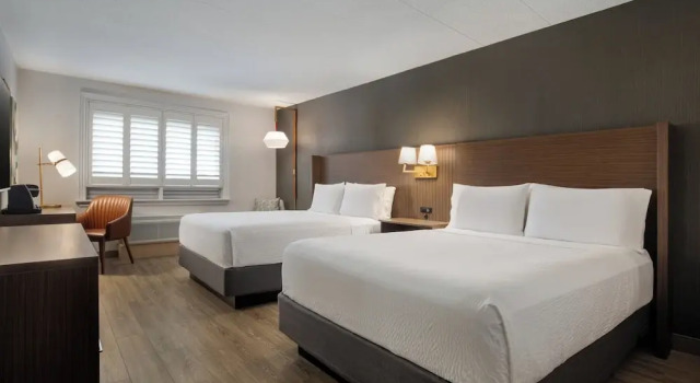 Четырёхместный номер Standard Holiday Inn Hotel & Suites St.Catharines-Niagara by IHG