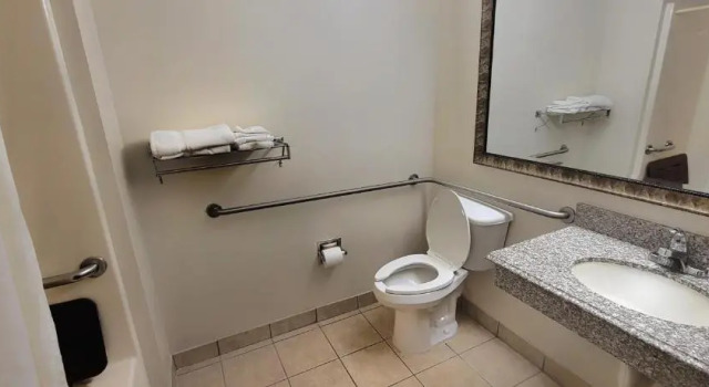 Четырёхместный номер Standard Microtel Inn & Suites by Wyndham Tulsa/Rt 66 Near Casino