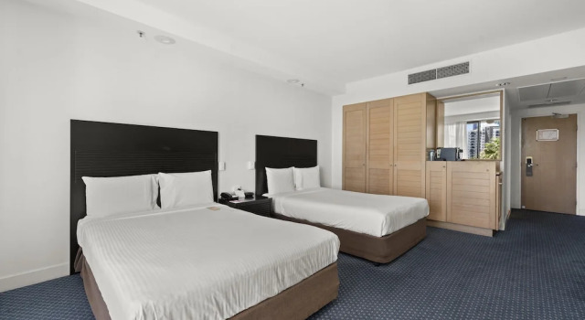 Четырёхместный номер Standard с балконом и с видом на океан Crowne Plaza Surfers Paradise by IHG