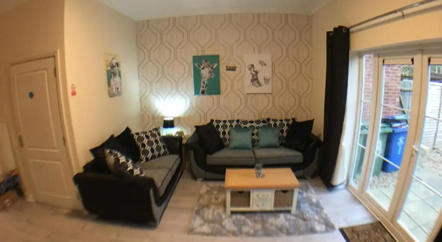 Very LARGE 4 Bed House, 3 Bathrooms, 5 Smart TV's & VAN PARKING