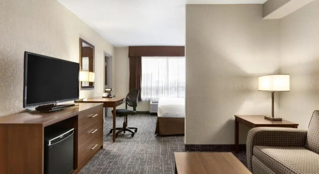 Двухместный люкс c 1 комнатой Days Inn & Suites by Wyndham Yorkton