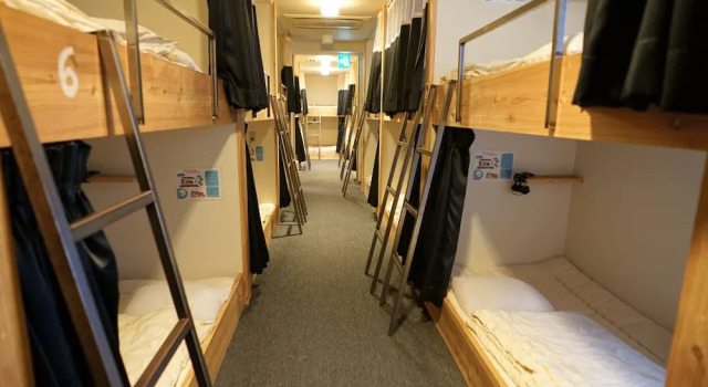 Кровать в общем номере Santiago Guesthouse Hiroshima