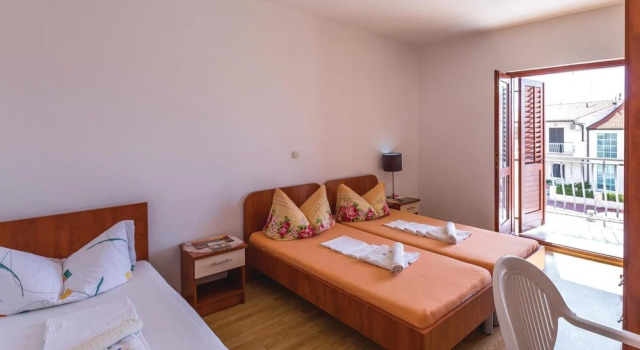 Amazing Home in Makarska With Wifi and 2 Bedrooms, Забронировать Отель Отели Макарска с парковкой, Парковка