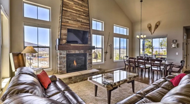 Коттедж с 5 комнатами с балконом Ski-in/out Granby Home w/ Gas Grill & Fire Pit!