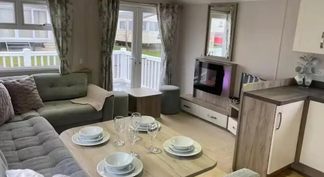 Caravan-sleep8-hottub-freep-balcony-familyfriendly