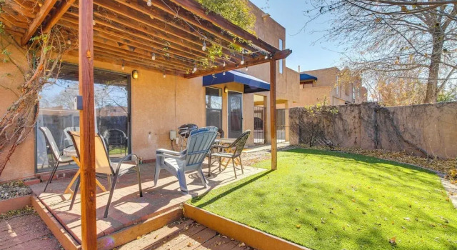 Апартаменты 1 Mi to Unm: Convenient Albuquerque Townhome!